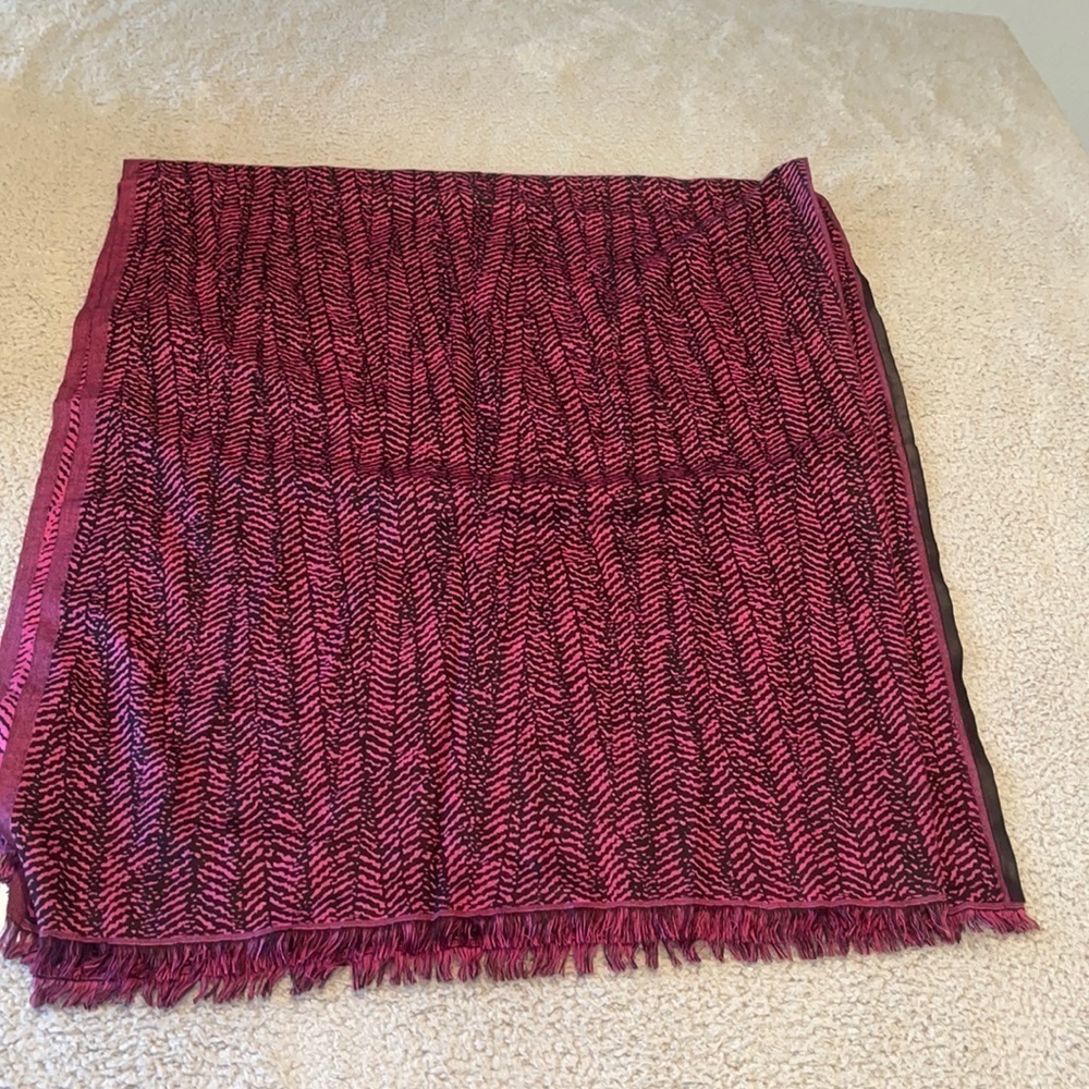 Lululemon Be Present Scarf
Trax Jewelled Magenta Black
